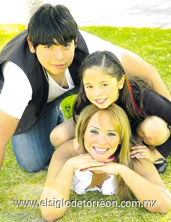 02052010 Hermosa Aholibama Dipp celebró sus diez años de edad junto a su hermano Amin Dipp y su mamá Marysol Cavelaris.