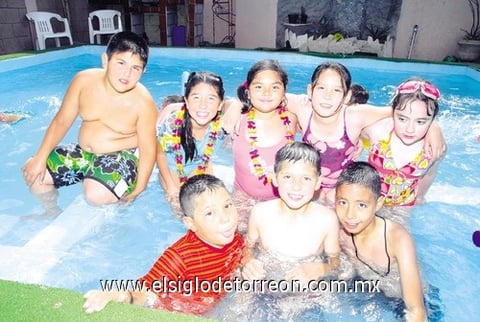 02052010 Paola Huízar Santoyo en la alberca y con sus amigos del colegio que asistieron a su fiesta de diez años.