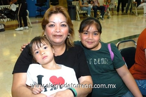 02052010 Sonia Judith Cordero, Sonia Alvarado y Joselyn Cordero.