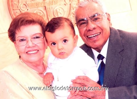 02052010 André captado junto a la Sra. Alicia Navarro de Guillén y Sr. Roberto Guillén Rodríguez.