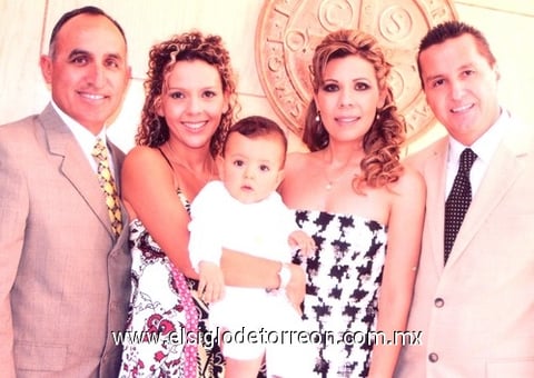 02052010 El pequeño André Occelli Guillén fue bautizado el 24 de abril de 2010. Lo acompañan sus padres, Sres. Lic. Sergio Occelli y Dra. Érika Guillén; así como sus padrinos, Ing. José Alfonso García e Ing. Sandra Guillén.- Sotomayor Fotografía