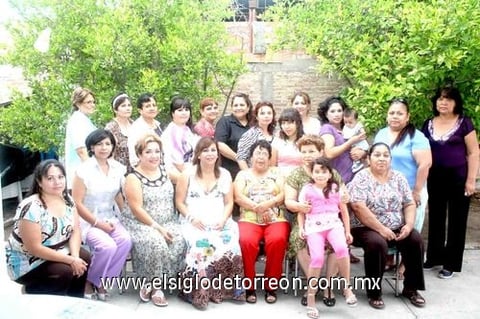 03052010 María de Jesús Jasso de Medina acompañada de las asistentes a su fiesta de regalos para bebé.