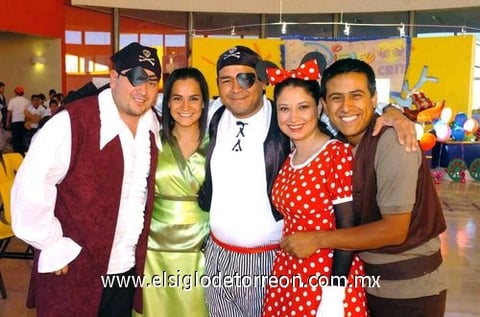 03052010 Los asistentes a la celebración acudieron con disfraces de conocidos personajes.