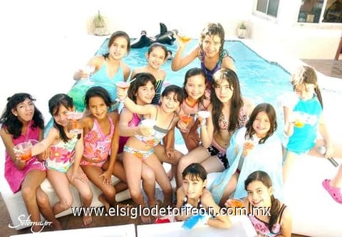 03052010 Kathia en compañía de su hermana Sofía y sus amiguitas en su divertida fiesta.