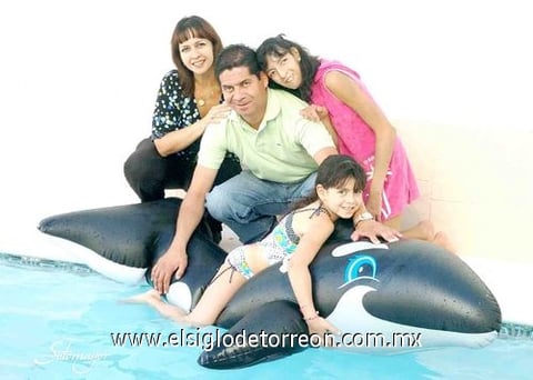 03052010 La cumpleañera en compañía de sus papás, Sres. Miguel Mancillas y Lorena Arellano de Mancillas, así como su hermanita Sofía Mancillas Arellano.