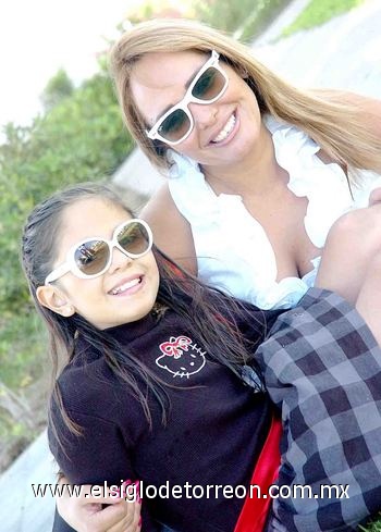03052010 Hermosa Aholibama Dipp el día de su cumpleaños en compañía de su mamá Marysol Cavelaris.