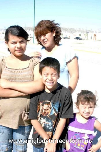 03052010 Norma Alicia Ortiz Salas, Miriam Morales, Javier Contreras y Sofía Morales.