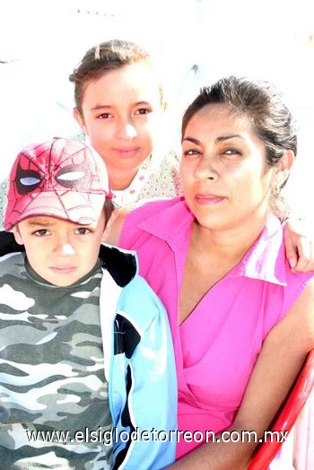 03052010 Araceli Monterraza Rodríguez con sus hijos Cindy y César García Monterraza.
