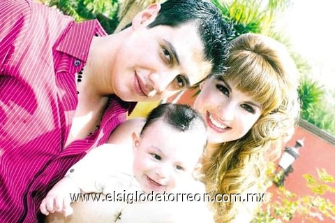 03052010 Patricio Abrak Flores Sánchez con sus papás César Alejandro y Marisela, en reciente festejo.