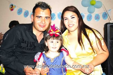 03052010 Danaí González Martínez junto a sus papás Gustavo Isaías González y Daniela Martínez.