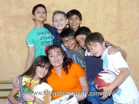 03052010 Mary, Barbie, Natalia, Samantha, Melissa, Monse, Valeria, Zamira y Ana Paula junto a la maestra Mary Tere.