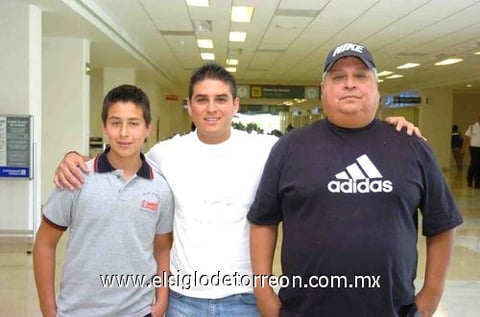 03052010 Ciudad de México. Andrés y Jaime del Prado despidieron a Jaime del Prado Jr., quien realizó un viaje de trabajo.