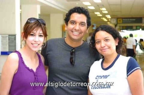 03052010 Ciudad de México. Gabriela Vargas realizó un viaje de trabajo y fue despedida por Alejandro Vargas y Marlen Hernández.