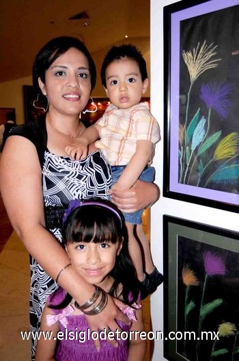04052010 Karina Edith de Ramírez, Valeria y Diego Ramírez Alva.