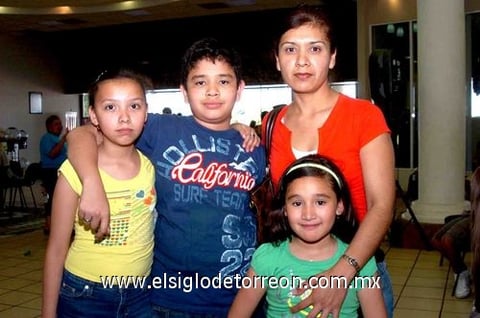 04052010 Verónica Méndez con los pequeños Andrea e Iván Magaña y Valeria Méndez.