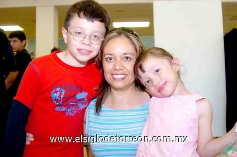04052010 Araceli Ramírez con los pequeños Carlos y Tania López.