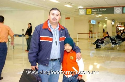04052010 México. David Vázquez y su hijito regresaron a casa, después de algunos días de ausencia.