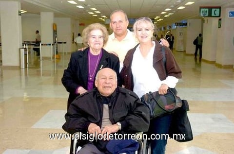 04052010 Texas. Rebeca de Marín, Alejo Marín, Esperanza de la Rosa y Raúl Marín se dirigen a El Paso, para vacacionar y aprovecharán para dar un paseo. Por lo que se despidieron de sus familiares.