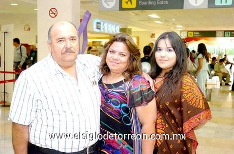 04052010 México. Álvaro Sánchez fue despedido por su esposa María del Socorro y su hija Karla Daniela.