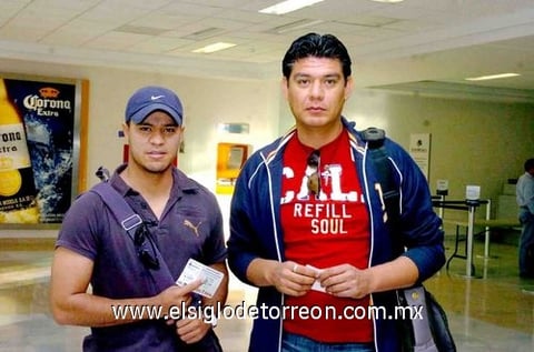 04052010 Hermosillo. Carlos Escobar y Eduardo Martínez, viajaron por cuestión de trabajo.