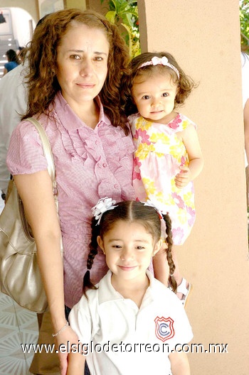 05052010 Victoria, Ángela y Rocío de la Mora Rosales.