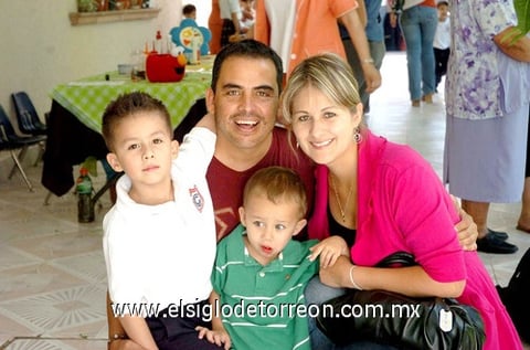 05052010 En familia. Roberto Anaya, Sara Garza, Sebastián y Roby Anaya Garza.