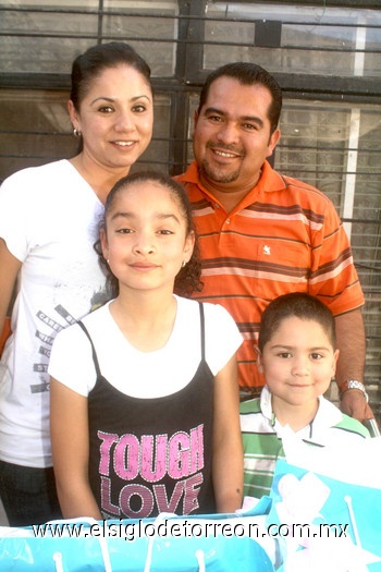 05052010 Elisa Sofía Esquivel Carrera en su cumpleaños número nueve junto a sus papás Sandra Cecilia Carrera Ávila y Juan Francisco Esquivel Medina, y su hermanito Juan Francisco.
