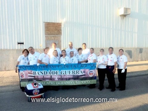 06052010 Sargentos que dirigieron la banda acompañados de padres de familia de los integrantes de la banda de guerra del Instituto Francés de La Laguna.