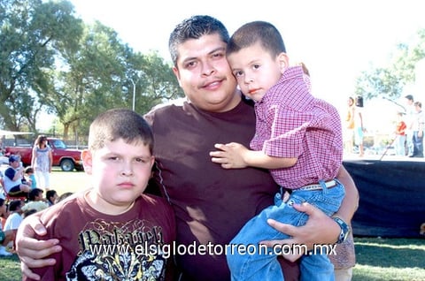 06052010 Kevin Osvaldo y Manuel Andrés López Casillas con su papá Carlos Efraín López Jiménez.