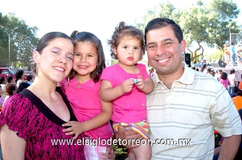 06052010 En familia. Ana Sofía, Ana Sofi, Natalia y Héctor.