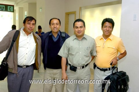 06052010 Viajeros. José Antonio Cano, Felipe Galarza y Francisco Flores fueron recibidos por Víctor Manuel Gómez.