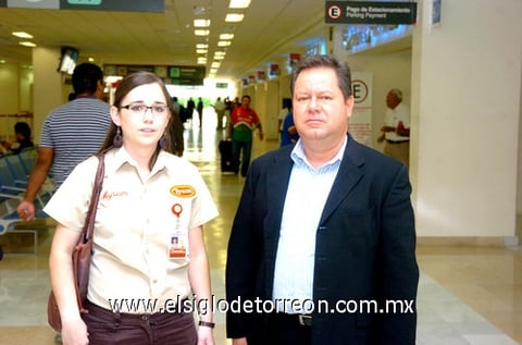 06052010 México. Miriam Contreras le dio la bienvenida a Alejandro Mendoza.