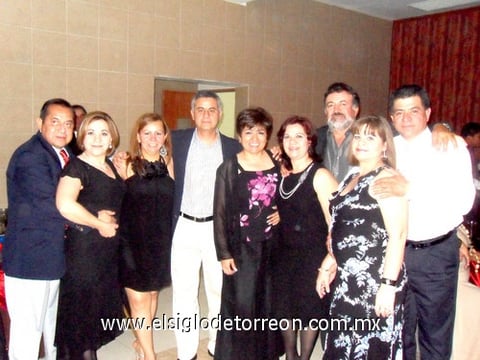 07052010 Patricia Guzmán Hernández acompañada por la familia Bolívar.