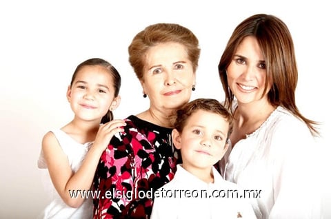 07052010 Lupita Córdova con su hija Gaby Córdova y sus nietos Isabella y Santiago Fernández Córdova.