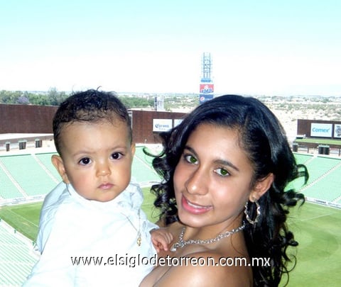 07052010 Karla García con su primito André Occelli.