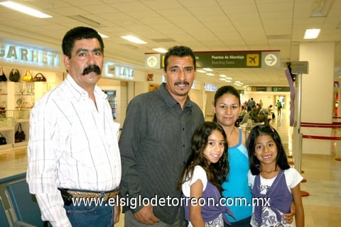 07052010 Viajeros. A Joel Ramírez lo despidieron Luis Fernando, Blanca, Jasmine y Génesis.