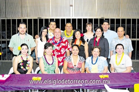 Maricarmen en su fiesta de cumpleaños, acompañada por Norma Quiroz, Diego Java, Mónica Ramírez, Susana González, Carlos Sánchez, Ana Cristina Sánchez, Rodolfo Ramírez, Luis Cantú, Maricela de Cantú, Jaime Ramírez, Cacho de Ramírez y Jaime Ramírez.