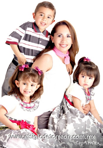 09052010 Una muy feliz mamá lo es Adriana Gamboa de Domínguez con sus tres tesoros Andrés, Ana Laura y Abril Domínguez Gamboa.- Caja Mágica Fotografía Infantil