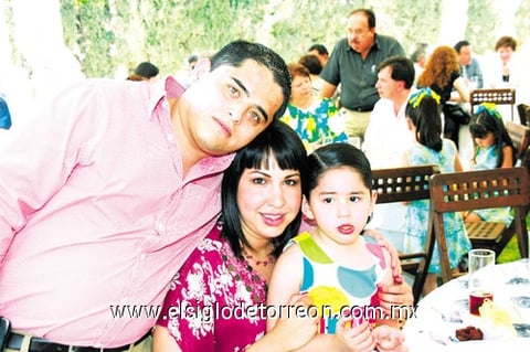 Jesús Felipe García, Ana Sofía Rodríguez de García y su hijita Romina.