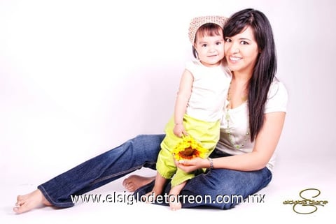 09052010 Suheila Dipp de Cisneros con su pequeña María Inés Cisneros Dipp en una fotografía de estudio con motivo del Día de las Madres.