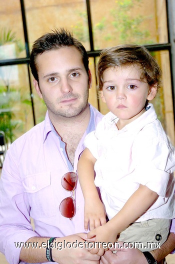 09052010 Sergio de la Parra y el pequeño Emiliano Barraza. EL SIGLO DE TORREÓN / RAMÓN SOTOMAYOR W.