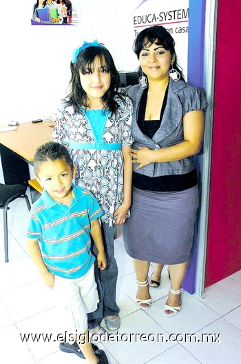 Ana Herrera con los niños Angie Segura y Jorge Flores.