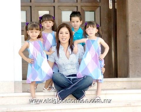 09052010 La feliz mamá en compañía de sus hijos, su mejor regalo.