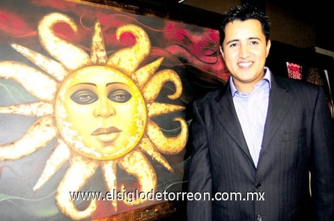 Guillermo García Ochoa, durante la Exposición Pictórica Colectiva 'Sueños en Libertad', la cual corrió a cargo de sus alumnos del taller de pintura.