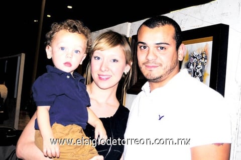 Frida y Alfonso Llorens, con su hijito Valentino.