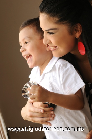 10052010 Lourdes Edith Pérez con su hijito Gerardo Escalera Pérez en una fotografía de estudio con motivo del Día de la Madre.- Maqueda Fotografía