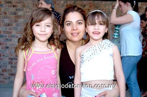 10052010 Mónica Lozano en compañía de sus gemelitas Mónica y Michelle Vélez Lozano.