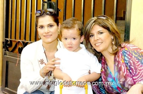 10052010 Martha de Aguilera, Alejandro Aguilera y Soraya Reyes.