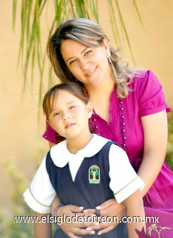 10052010 Hugette Prado con su mami Blanca Valenzuela.