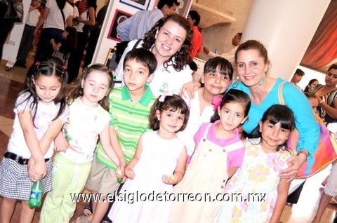11052010 Las profesoras Perlita y Rosario con un grupo de alumnos.